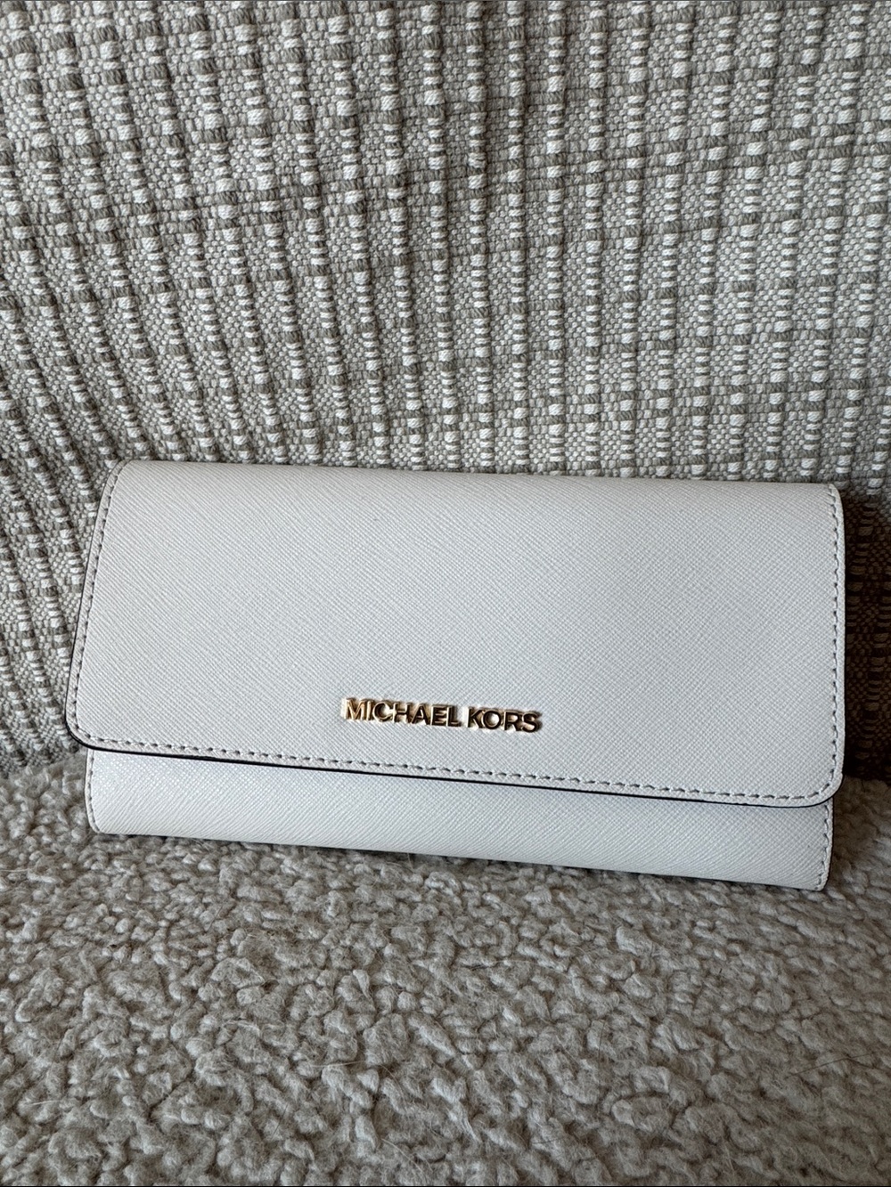 NWT Michael Kors Jet Set Travel Cream Saffiano Leather Wallet with Gold Logo